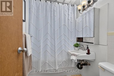 11 PEMBER PLACE Kingston (Central City West) Ontario photo 24