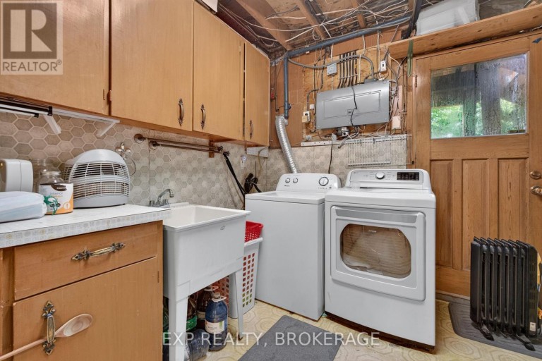 11 PEMBER PLACE, Kingston (Central City West), Ontario, K7M2P8