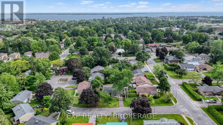11 PEMBER PLACE, Kingston (Central City West), Ontario, K7M2P8