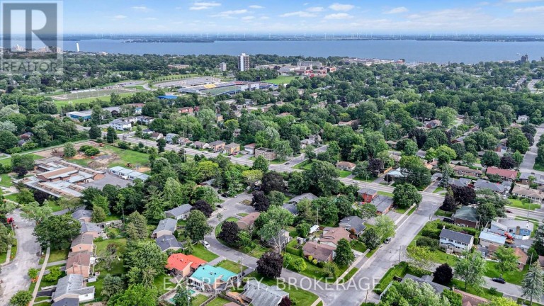 11 PEMBER PLACE, Kingston (Central City West), Ontario, K7M2P8