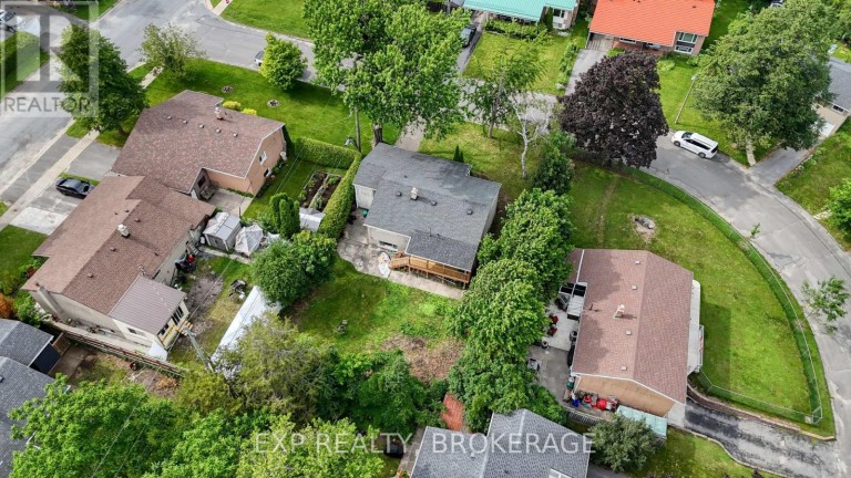 11 PEMBER PLACE, Kingston (Central City West), Ontario, K7M2P8