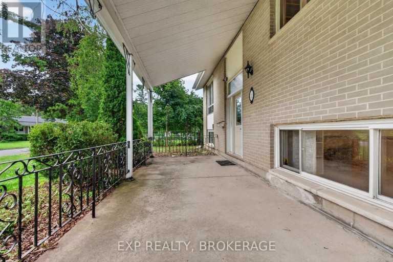 11 PEMBER PLACE, Kingston (Central City West), Ontario, K7M2P8