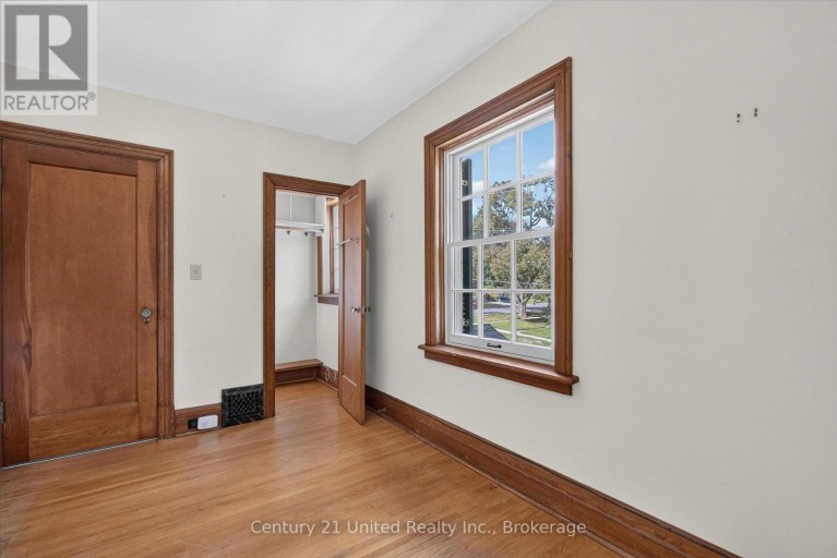 627 GILMOUR STREET, Peterborough (Town Ward 3), Ontario, K9J4T9