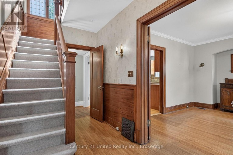 627 GILMOUR STREET, Peterborough (Town Ward 3), Ontario, K9J4T9