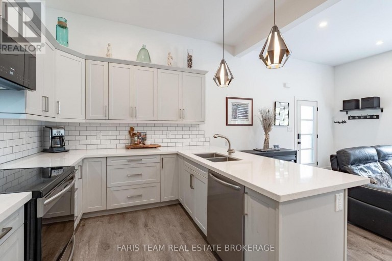 223A HICKORY LANE, Barrie (Bayshore), Ontario, L4N4J9