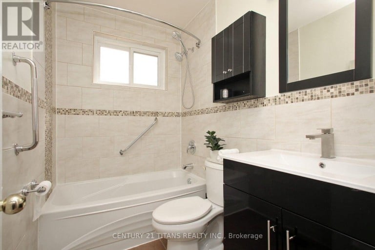 31 MONTERREY DRIVE, Toronto (Thistletown-Beaumonde Heights), Ontario, M9V1S7