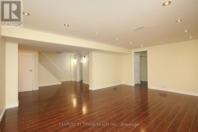31 MONTERREY DRIVE, Toronto (Thistletown-Beaumonde Heights), Ontario, M9V1S7