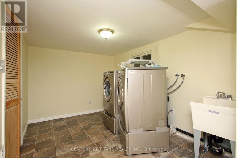 31 MONTERREY DRIVE, Toronto (Thistletown-Beaumonde Heights), Ontario, M9V1S7