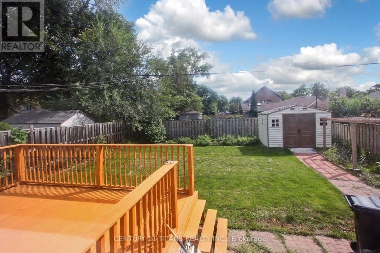 31 MONTERREY DRIVE, Toronto (Thistletown-Beaumonde Heights), Ontario, M9V1S7