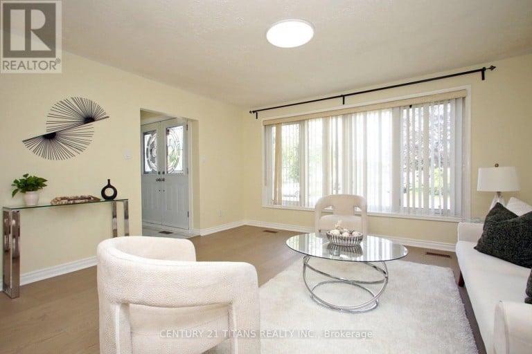 31 MONTERREY DRIVE, Toronto (Thistletown-Beaumonde Heights), Ontario, M9V1S7
