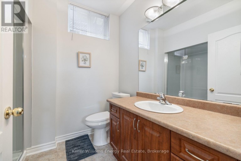 LOWER - 566 DEAN AVENUE, Oshawa (Donevan), Ontario, L1H3J8