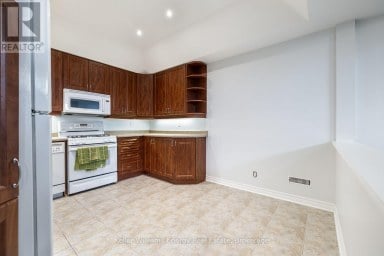 LOWER - 566 DEAN AVENUE Oshawa (Donevan) Ontario photo 9