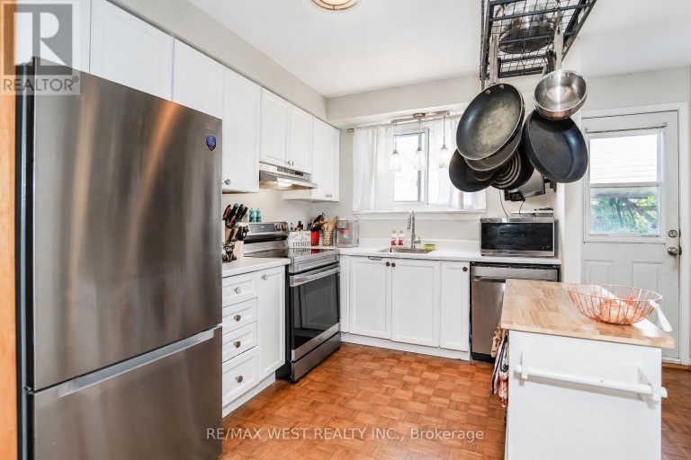 1105 VALLEY COURT, Oshawa (Lakeview), Ontario, L1J3M4