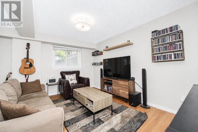 1105 VALLEY COURT, Oshawa (Lakeview), Ontario, L1J3M4