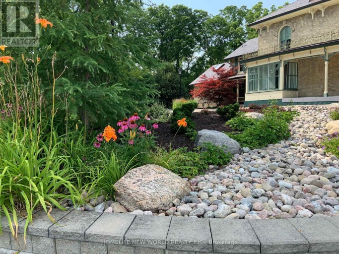 15342 YONGE STREET, Aurora (Aurora Village), Ontario, L4G1N8