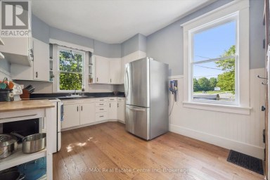 699 ST ANDREW STREET W Centre Wellington (Fergus) Ontario photo 12