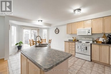 28 MCCURDY DRIVE New Tecumseth (Tottenham) Ontario photo 4