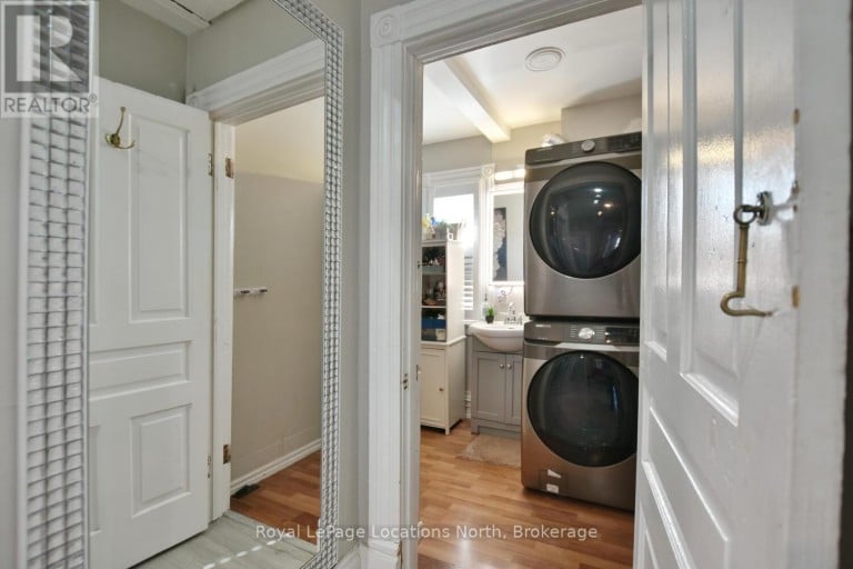 256 ONTARIO STREET, Collingwood, Ontario, L9Y1M9
