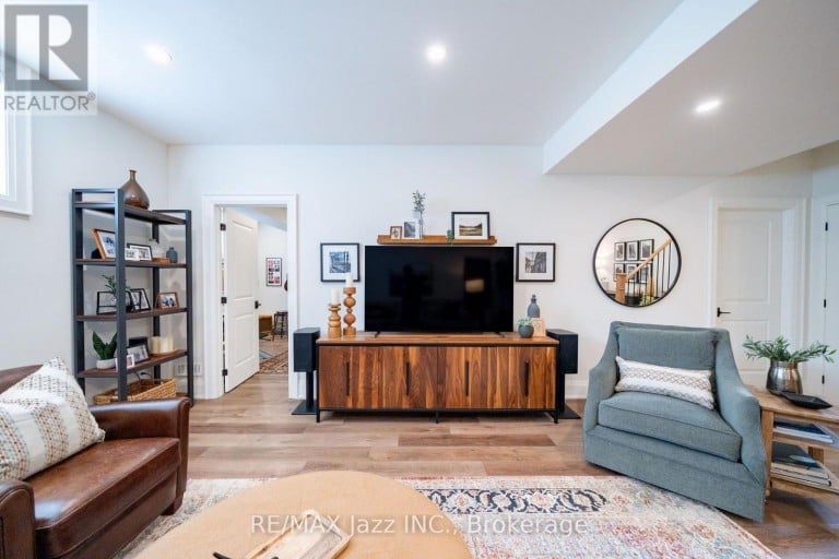 54 WARD STREET, Whitby, Ontario, L1M1G8