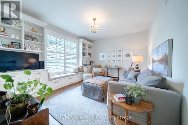 54 WARD STREET, Whitby, Ontario, L1M1G8