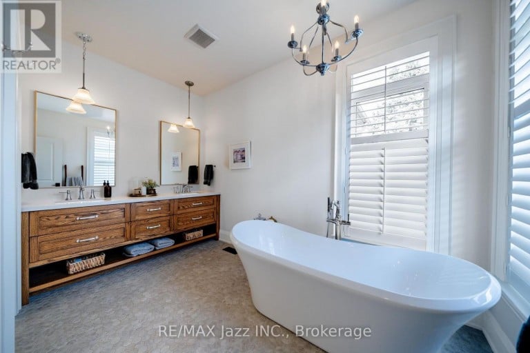 54 WARD STREET, Whitby, Ontario, L1M1G8