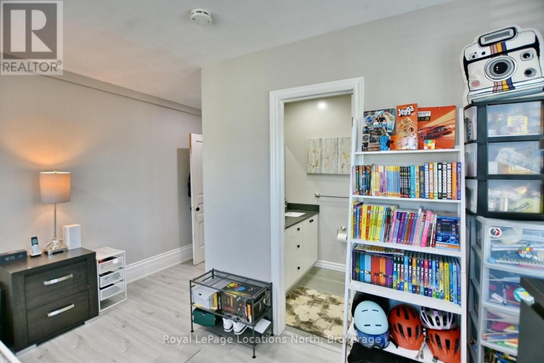 256 ONTARIO STREET, Collingwood, Ontario, L9Y1M9
