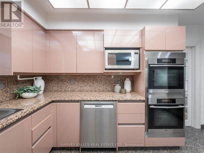 26 VESTA DRIVE, Toronto (Forest Hill South), Ontario, M5P2Z5