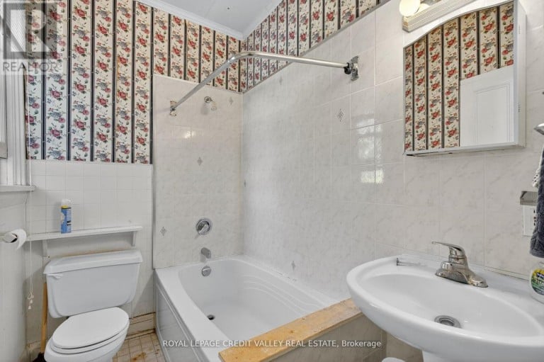 34 JOSEPH STREET, Brampton (Downtown Brampton), Ontario, L6X1H6