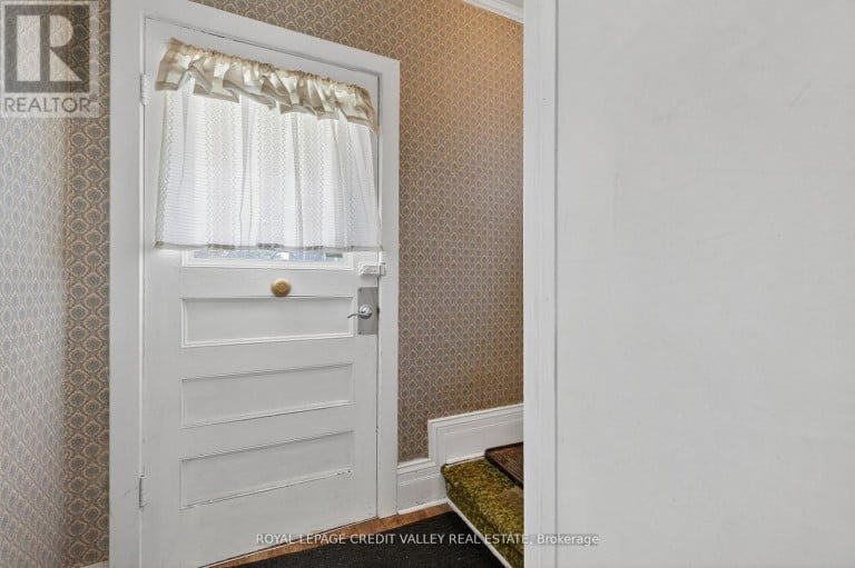34 JOSEPH STREET, Brampton (Downtown Brampton), Ontario, L6X1H6
