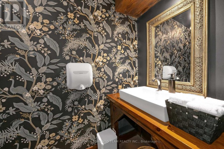 162 DANFORTH AVENUE, Toronto (North Riverdale), Ontario, M4K1N2