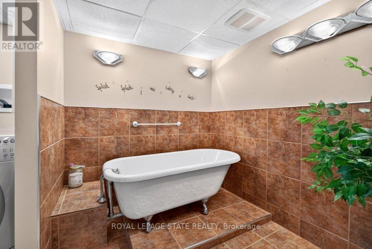 102 BIRCHLAWN DRIVE, Hamilton (Stoney Creek), Ontario, L8G4B7