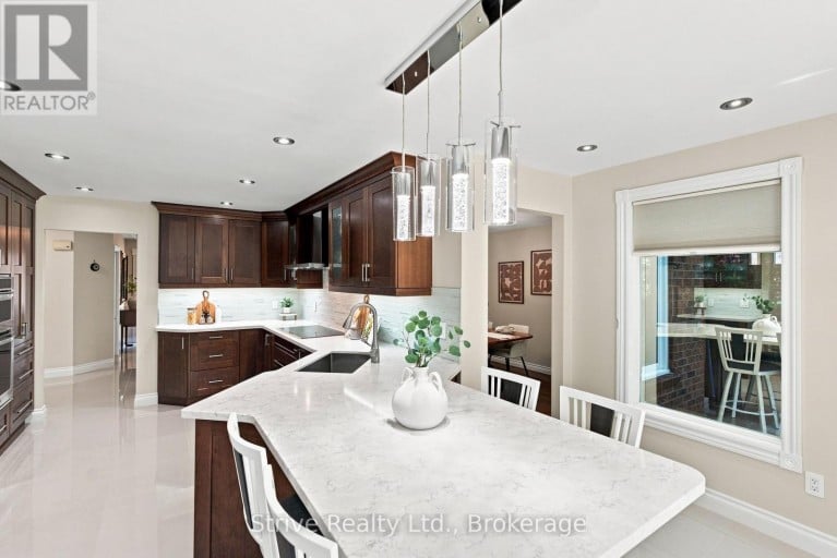 5 CARRIAGE LANE, Clarington (Courtice), Ontario, L1E1J9
