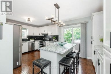 7 COLES COURT Wasaga Beach Ontario photo 12