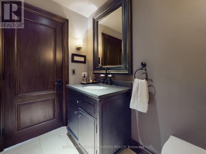 43 WOODLAND ACRES CRESCENT, Vaughan, Ontario, L6A1G1