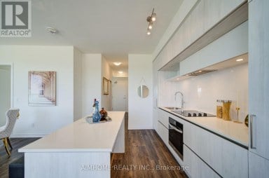 829 - 2 DAVID EYER ROAD E Richmond Hill Ontario photo 4