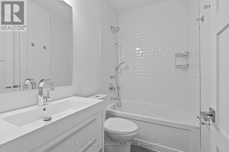 146 THOMPSON AVENUE, Toronto (Stonegate-Queensway), Ontario, M8Z3V2