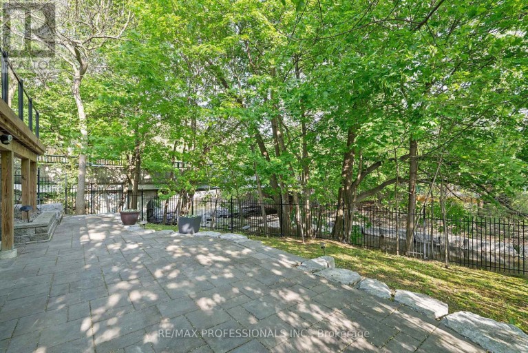 146 THOMPSON AVENUE, Toronto (Stonegate-Queensway), Ontario, M8Z3V2