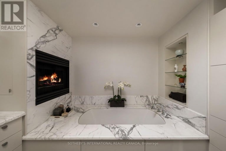 12 FOREST GLEN CRESCENT, Toronto (Bridle Path-Sunnybrook-York Mills), Ontario, M4N2E8