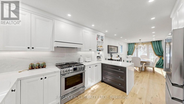 800 PAM CRESCENT, Newmarket (Huron Heights-Leslie Valley), Ontario, L3Y5B6
