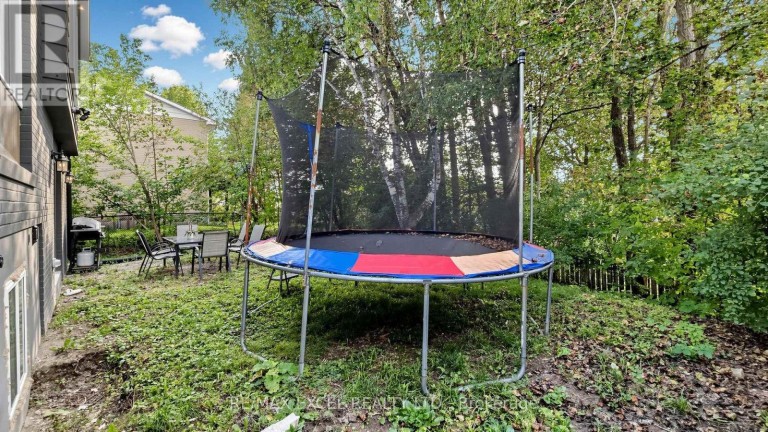 800 PAM CRESCENT, Newmarket (Huron Heights-Leslie Valley), Ontario, L3Y5B6