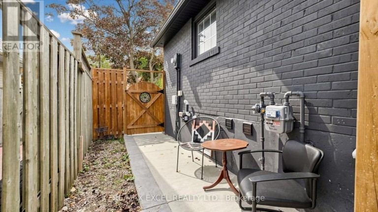 800 PAM CRESCENT, Newmarket (Huron Heights-Leslie Valley), Ontario, L3Y5B6