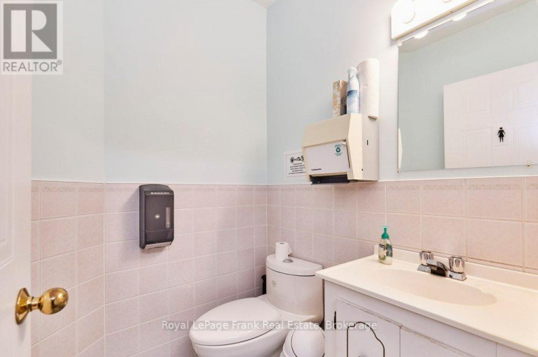215 SIMCOE STREET N, Oshawa (O'Neill), Ontario, L1G4T1