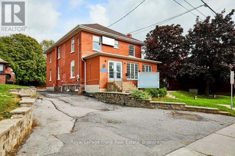 215 SIMCOE STREET N, Oshawa (O'Neill), Ontario, L1G4T1