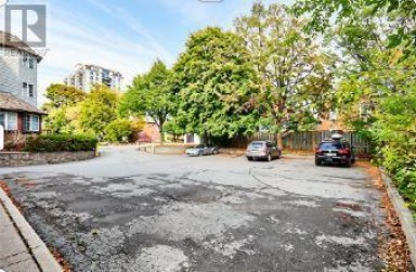 215 SIMCOE STREET N Oshawa (O'Neill) Ontario photo 6