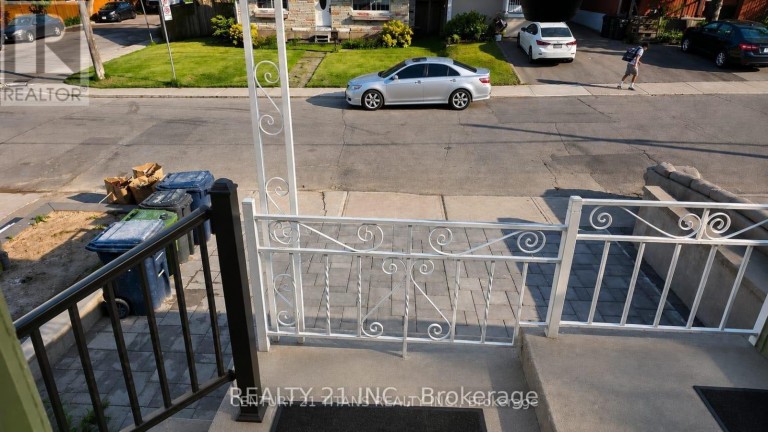 8 MACK AVENUE, Toronto (Clairlea-Birchmount), Ontario, M1L1L9