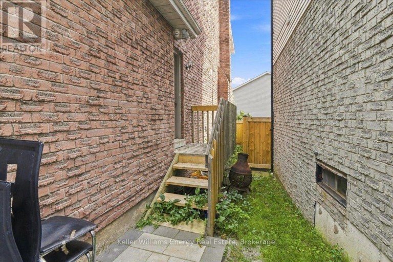 21 UPLAND DRIVE, Whitby (Blue Grass Meadows), Ontario, L1N8H9
