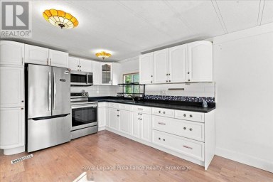 22 - 5569 BATH ROAD Loyalist (Lennox and Addington - South) Ontario photo 12
