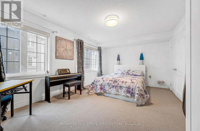 13 FLOOK LANE, Toronto (Willowdale West), Ontario, M2R3Y5