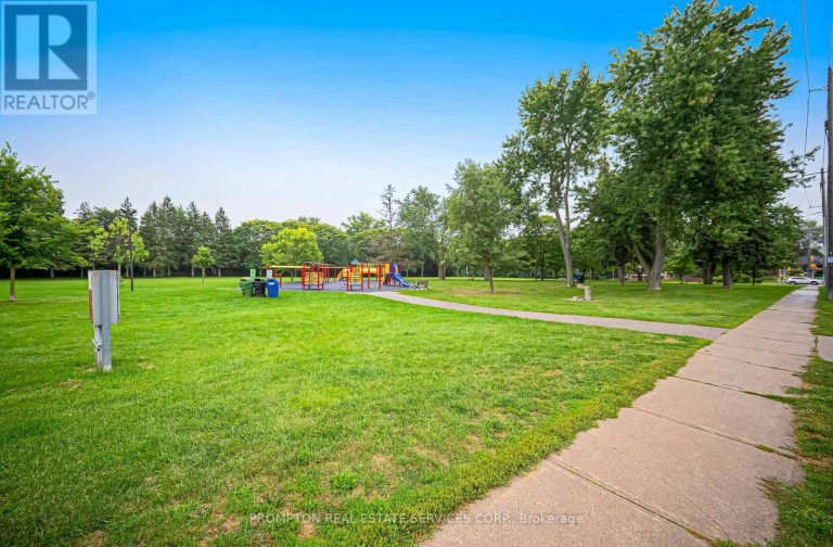 13 FLOOK LANE, Toronto (Willowdale West), Ontario, M2R3Y5