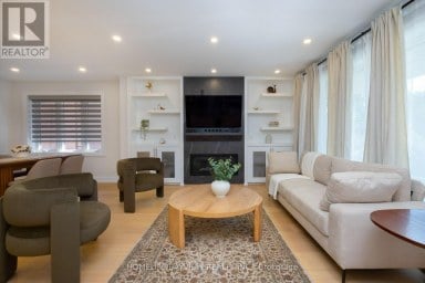 164 STEELES AVENUE E Markham (Grandview) Ontario photo 3